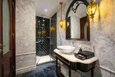 豪华特大床房 — Le Chanvre Hanoi Hotel & Spa